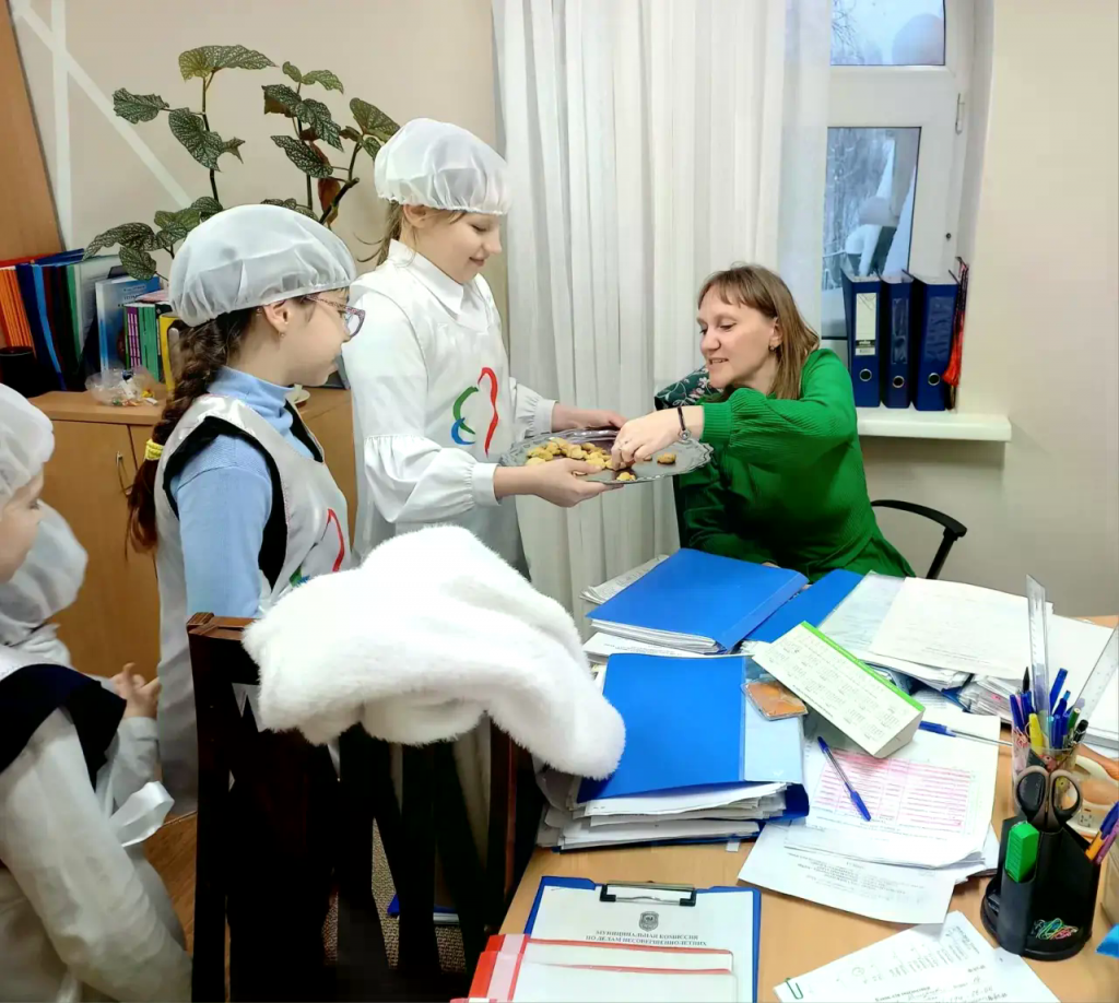 кормят печеньями сотрудников.png