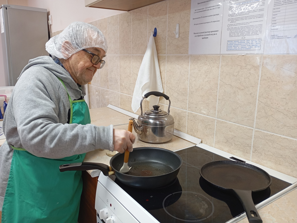 сковородку мажет маслом
