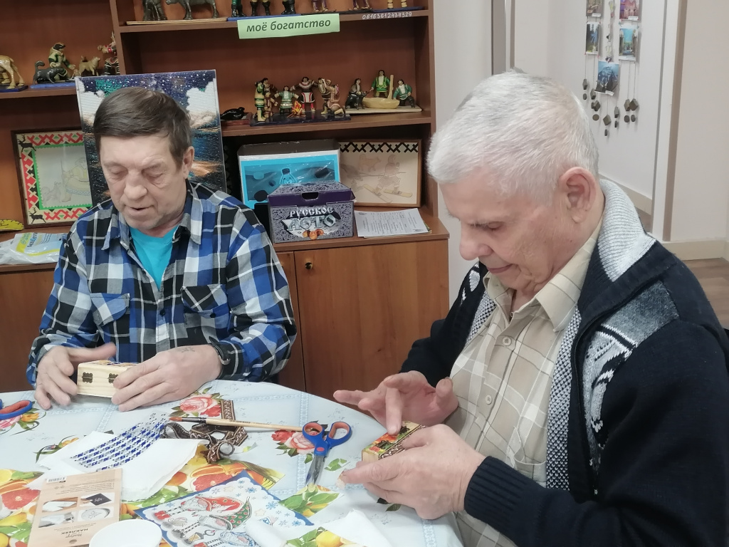 получатели социальных услуг декорируют шкатулки.jpg