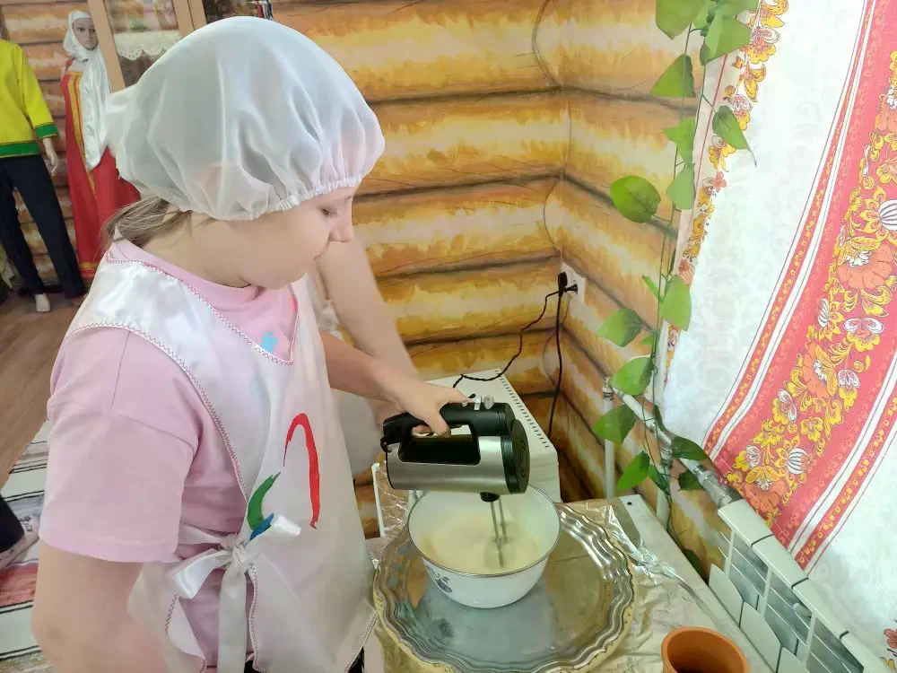 девочка миксером месит крем.png