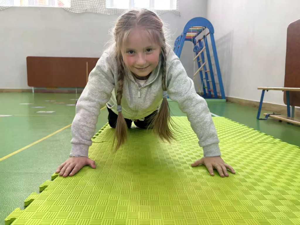 девочка отжимается 