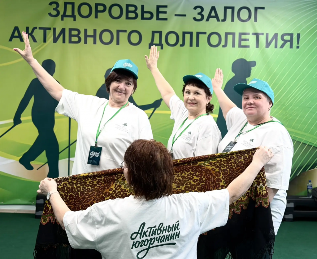 стоят втроем и сидит одна спиной.png