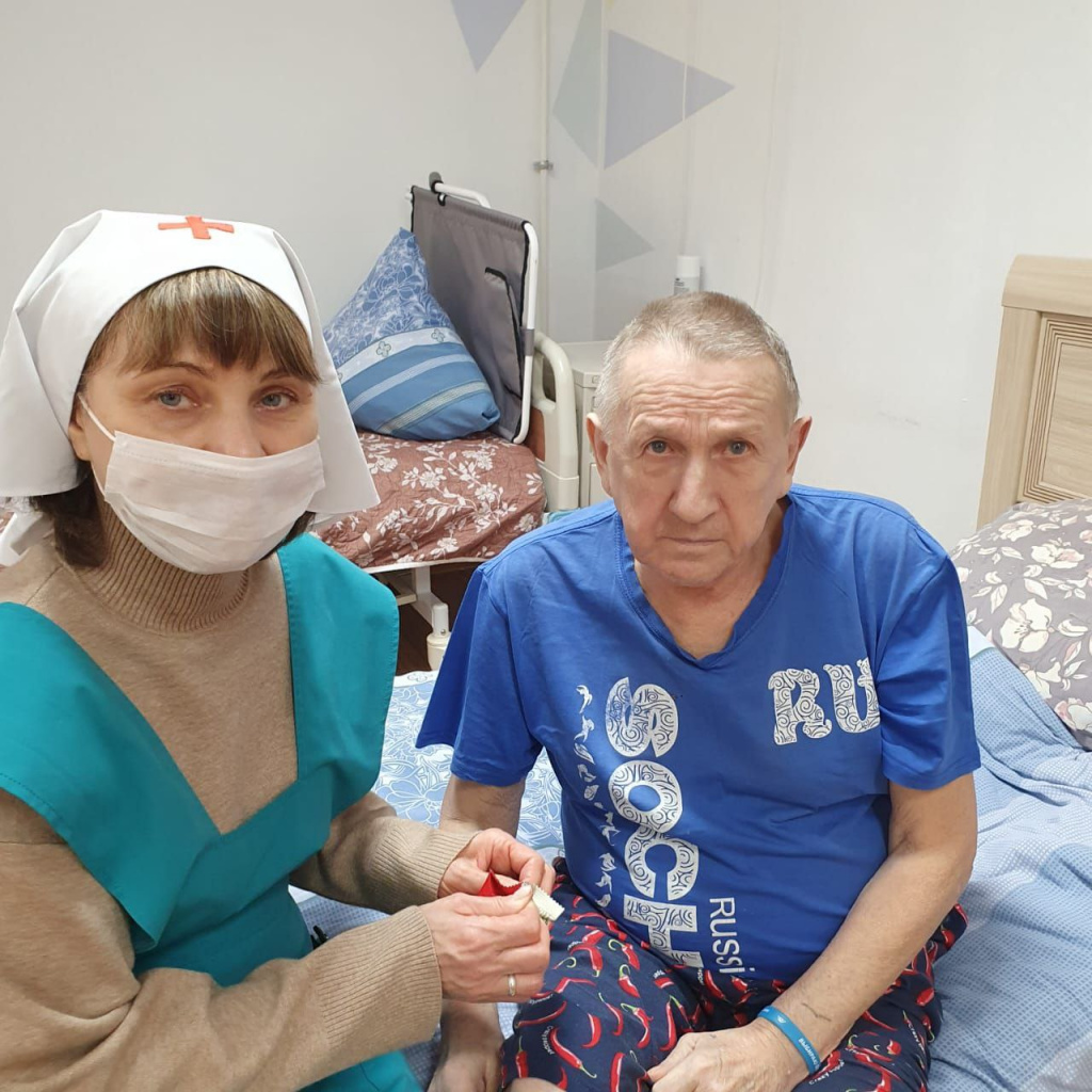 Сестры милосердия беседуют с проживающими интерната 2.jpg