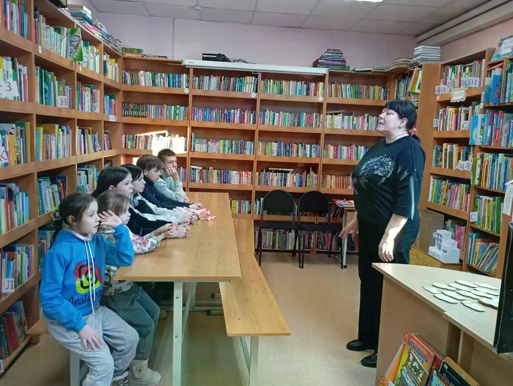 преподователь озвучивает как нужно красить дети сидять.png