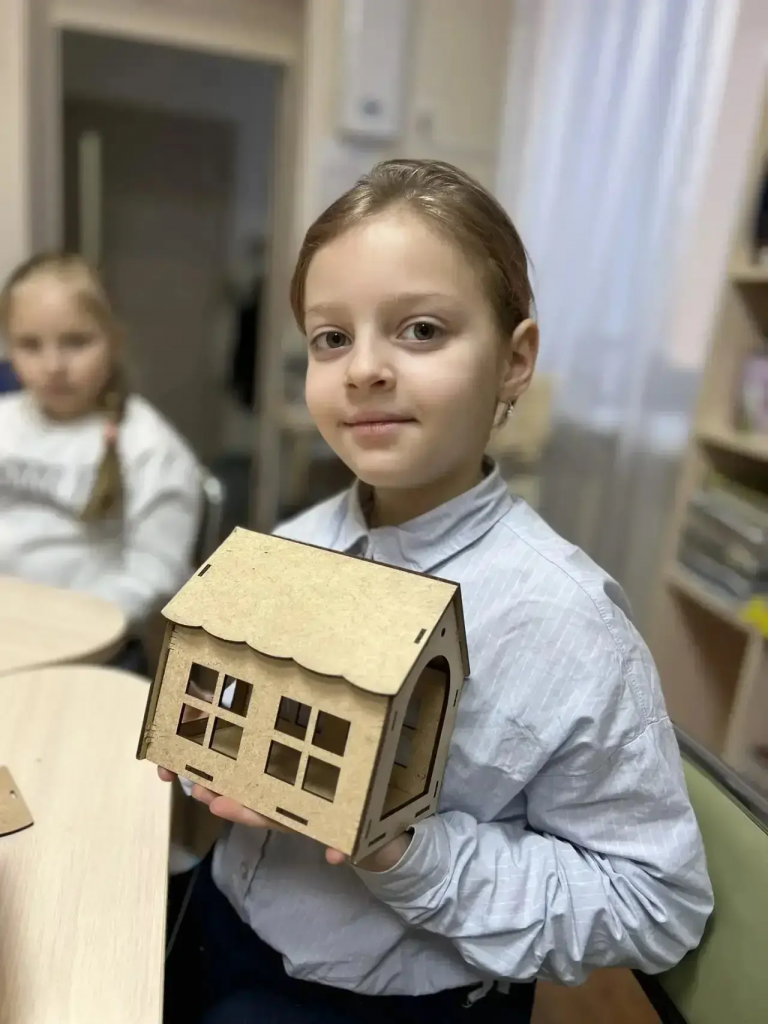 девочка сделала домик своими руками кворешник