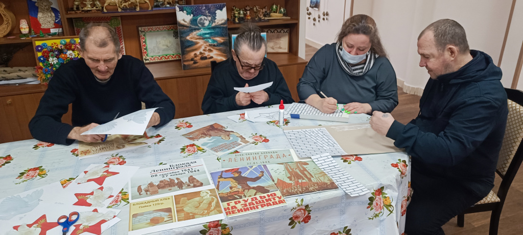 Получатеои социальных услуг принимают участие в мастер-класс по изготовлению объемной поделки.jpg