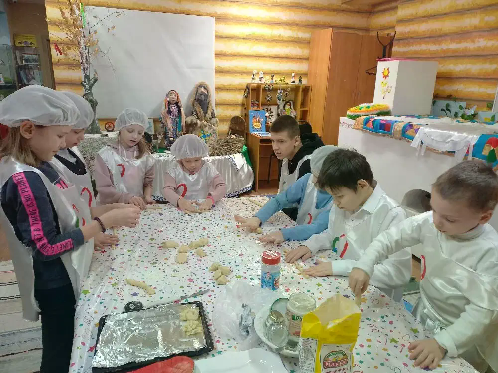 дети лепят каалчи.png