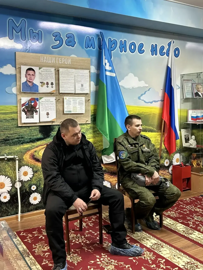 сидят два солдата