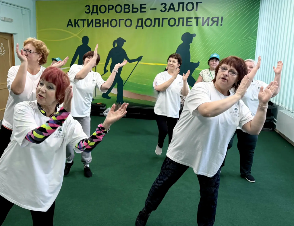 женщины танцуют хлопая ладошками.png