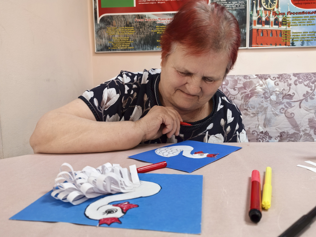 женщина рисует клюв
