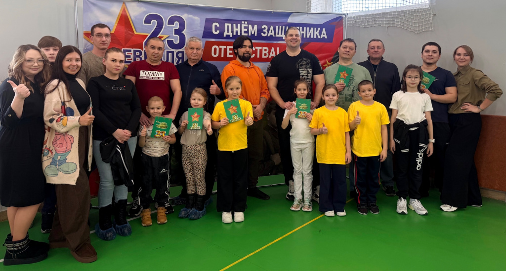дети с родителями стоят с открытками после мерпория общее фото.jpg