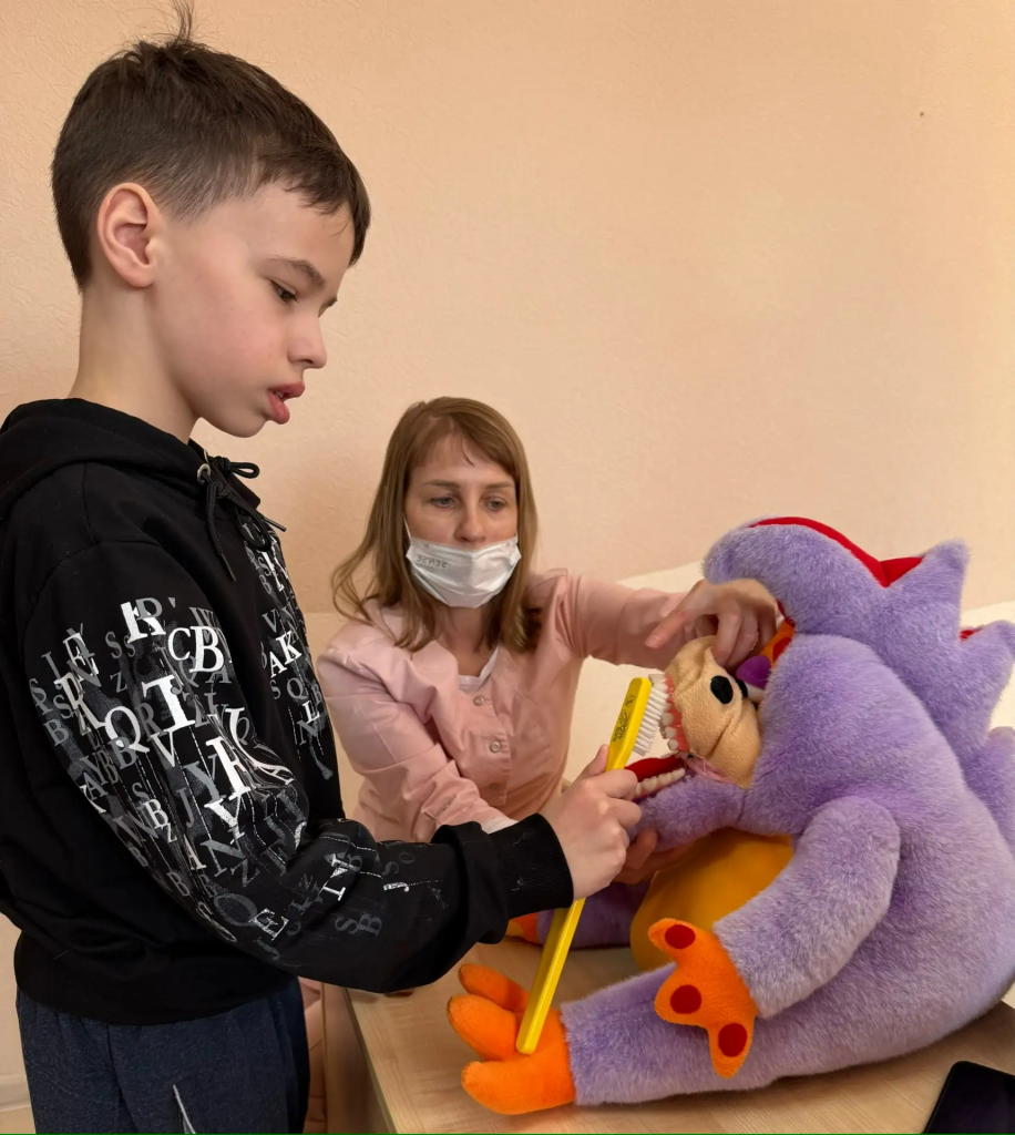 мальчик чистит зубы 