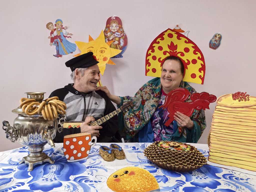 сидят в кокшнике смеються.jpg