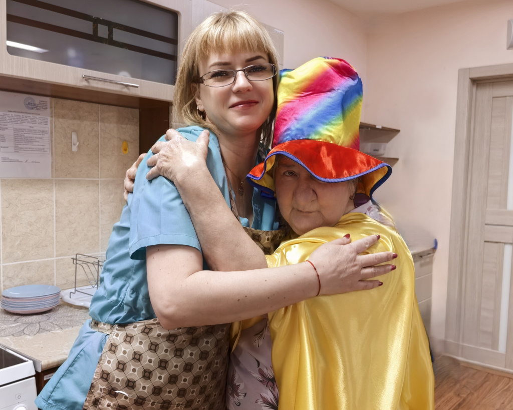 женщина в костюме обнимает медсестру.jpg