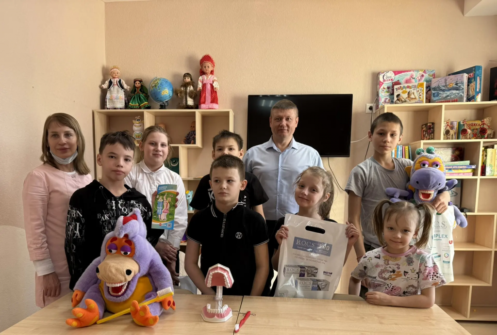 дети сидят и улыбаются