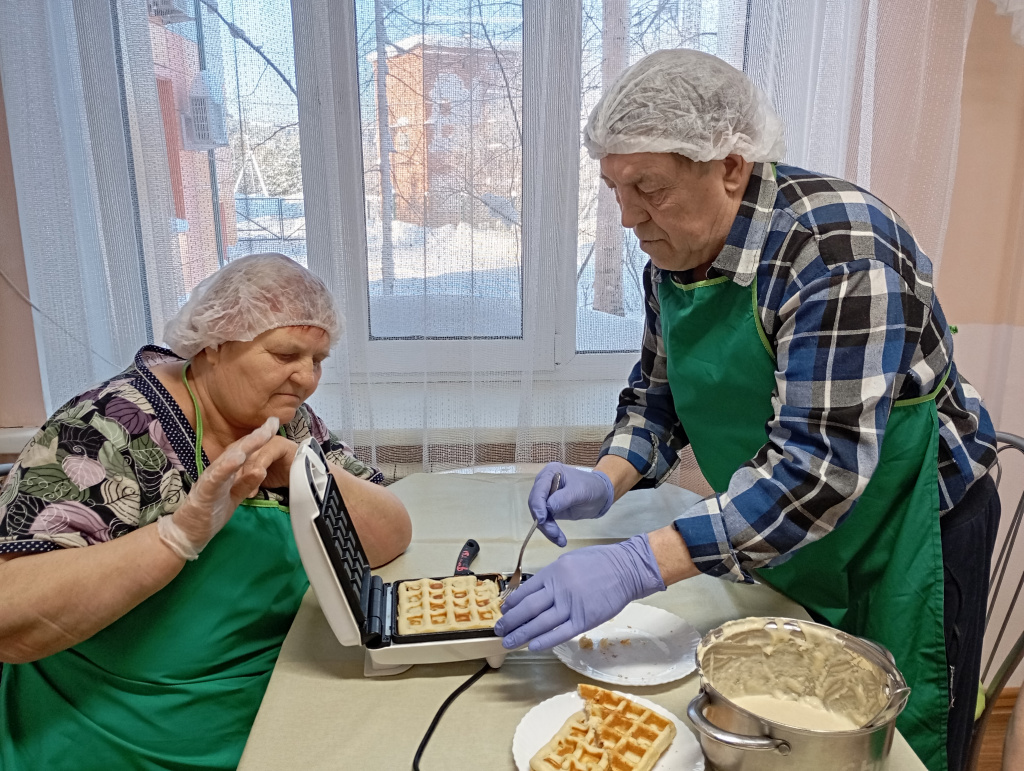 открыли мини вафельницу чт бы проверить приготовились ли вафли