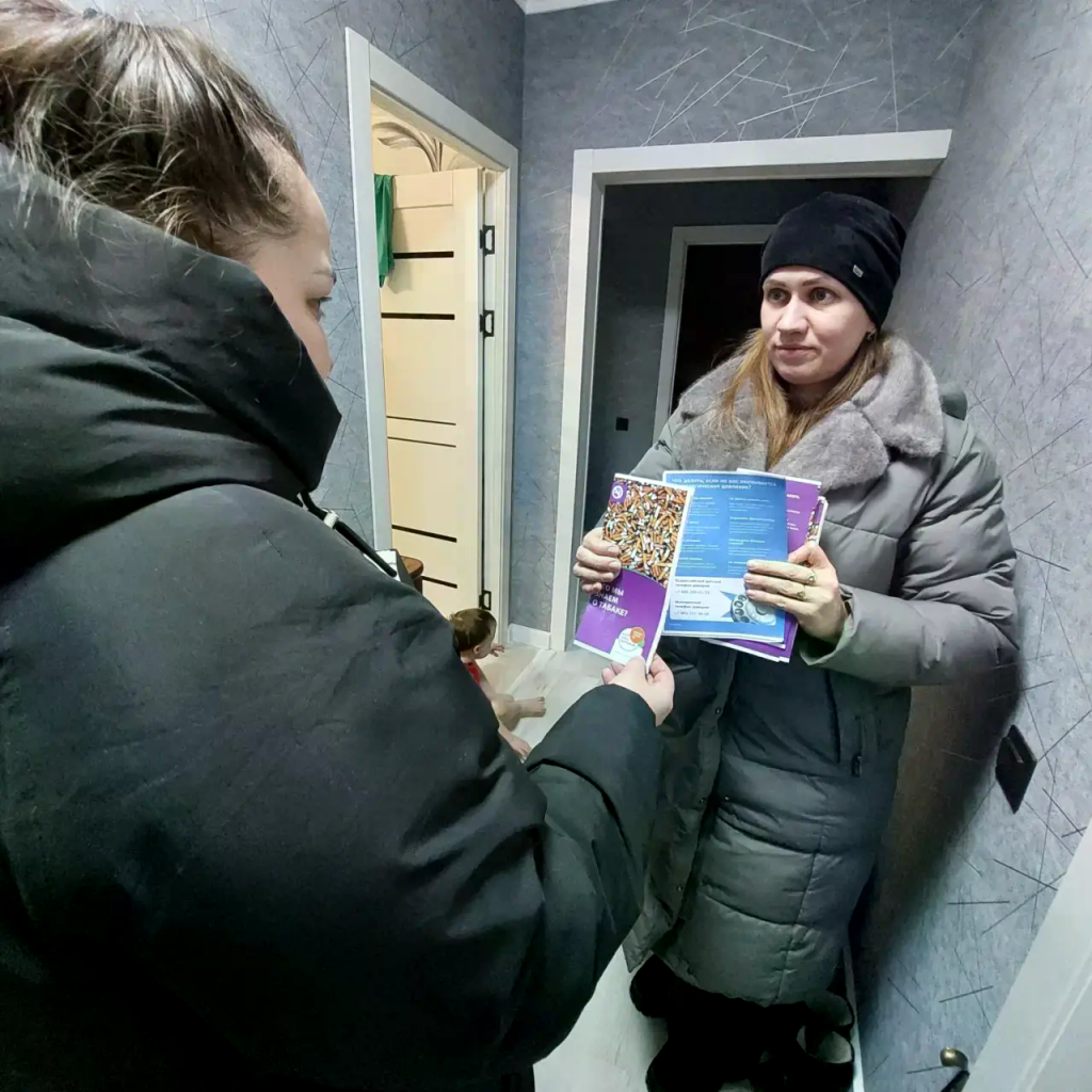 психолог дает буклет девушке о правилах важности соблюдения ситуций ЧС.png