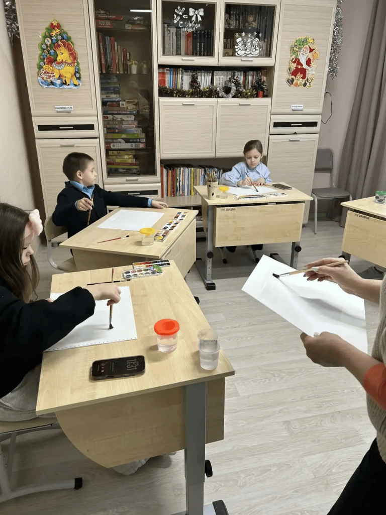 дети за партами слушают о сияние севера.png