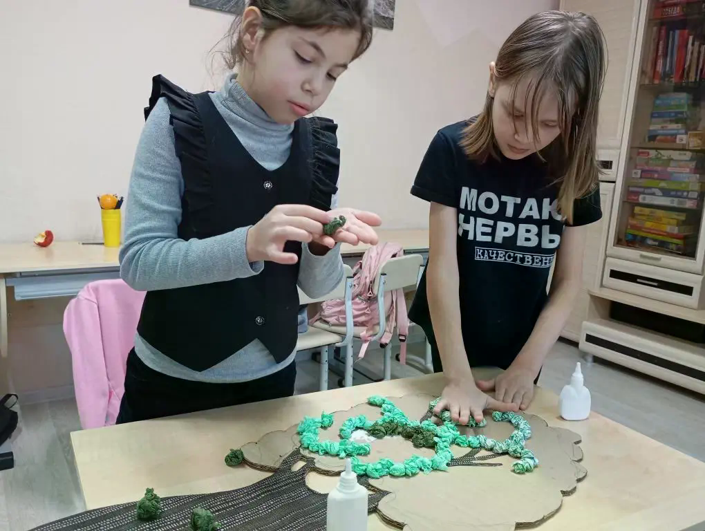 дети на картонке украшают дерево из стихотворения Пушкина 