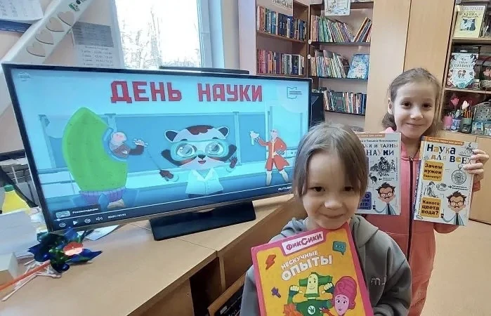 дети с книгами стоят дети с книгами стоят