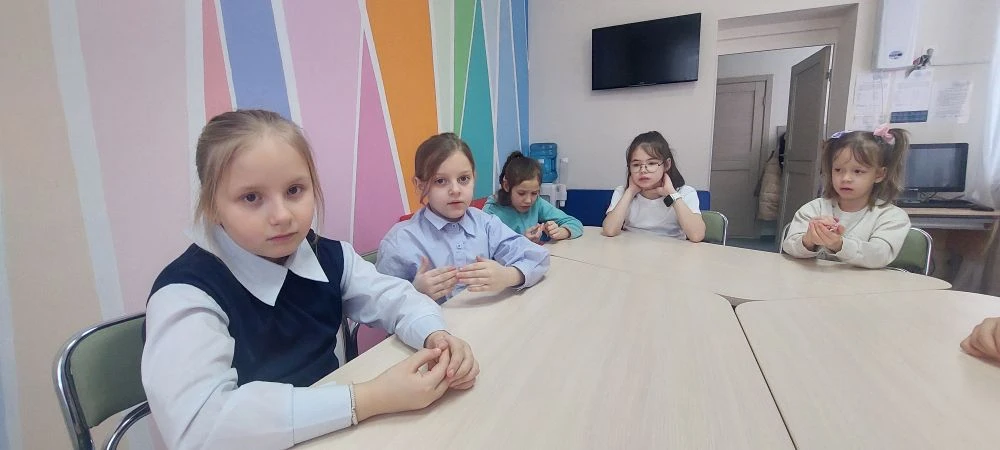 дети сидят.png
