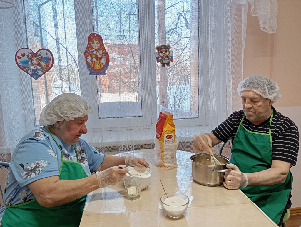 мешают тесто для блинов