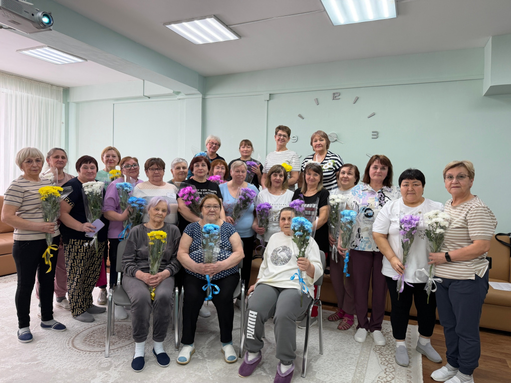 получатели социальных услуг с букетам цвеетов.jpg