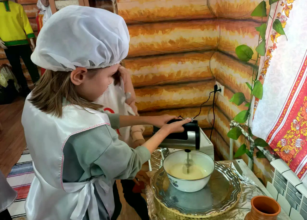 девочка в форме месит крем.png