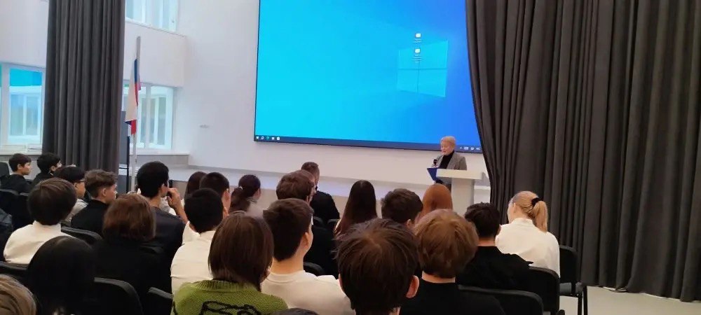 Психолог проводит профилактическую работу с детьми.jpg