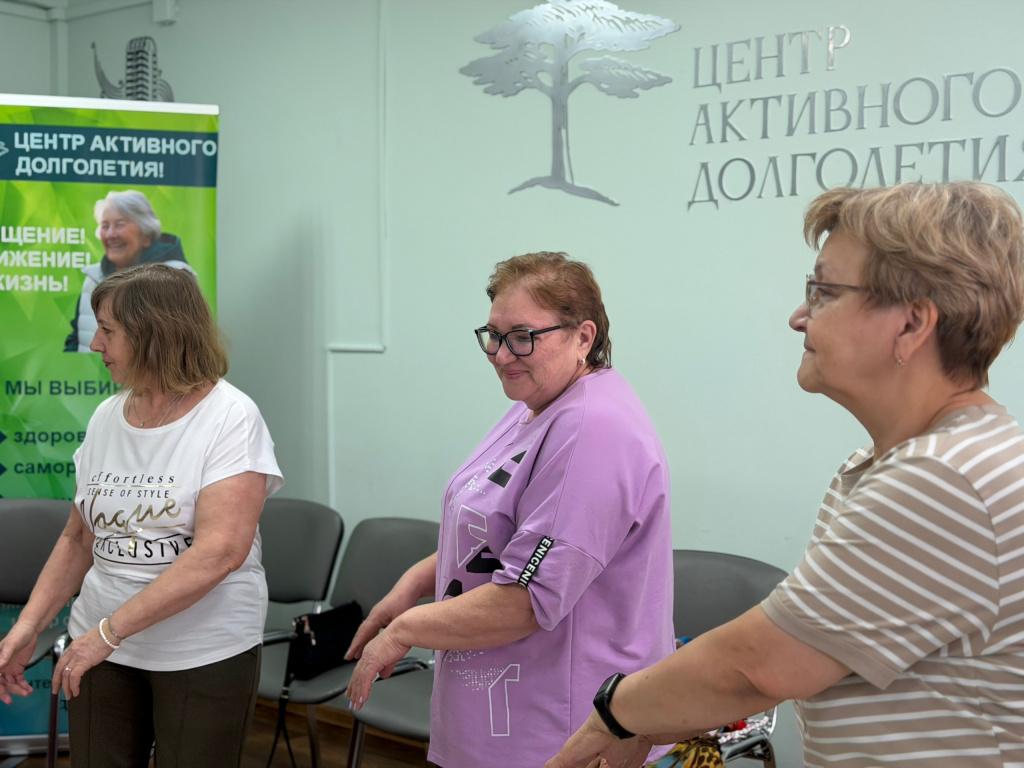 стоят троя женщин руки в лево.jpg