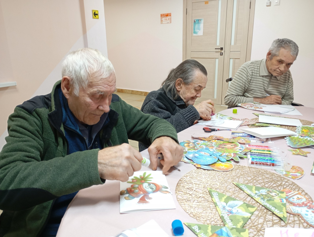 проживающие делают новогоднюю открытку солдату (7).jpg