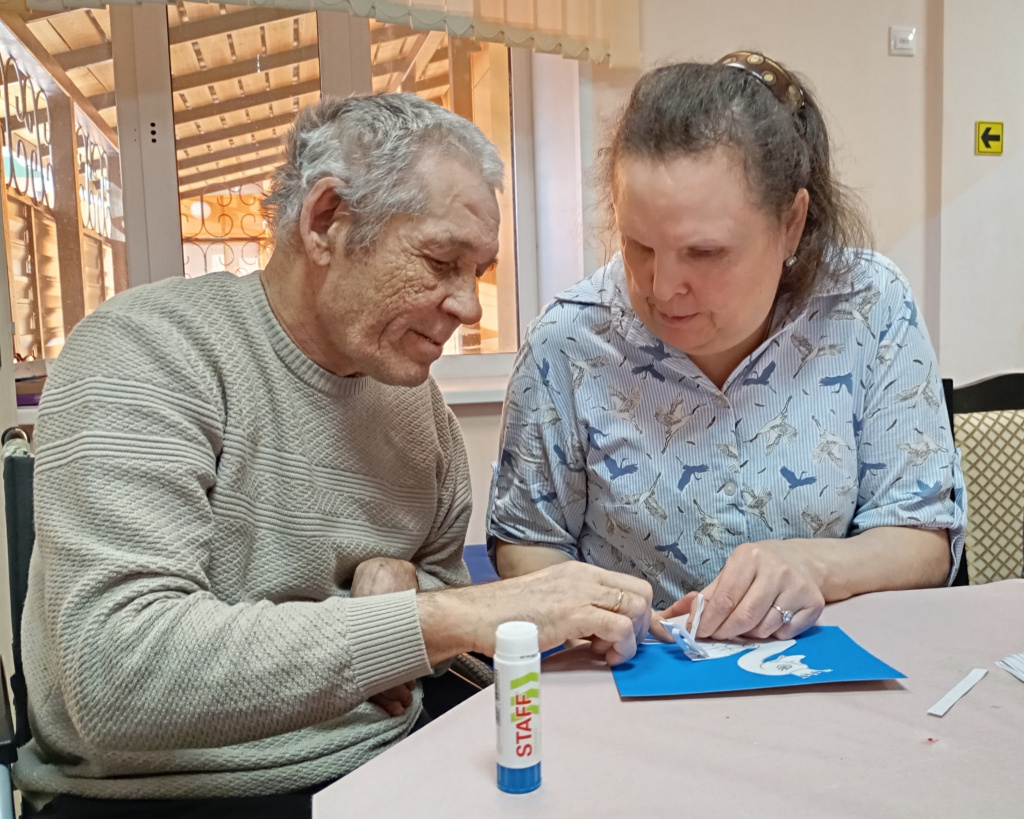 женщина помогает мужчине закончить подделку 