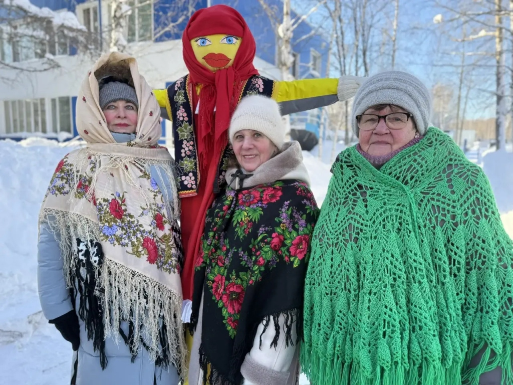 женщины стоят в шалях.jpg