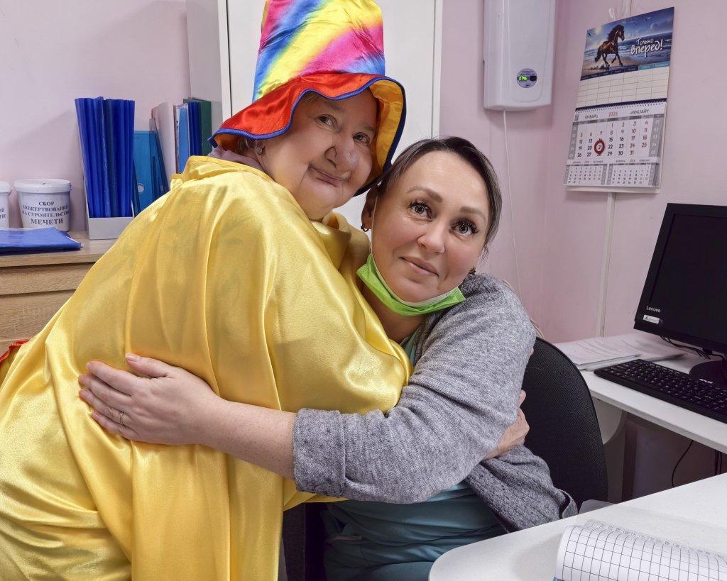 женщина в костюме сотрудницу в сером.jpg
