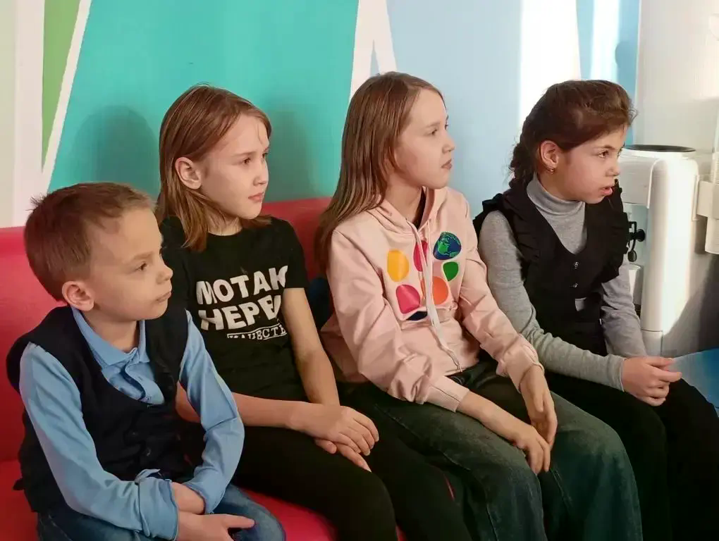 дети сидят слушают 