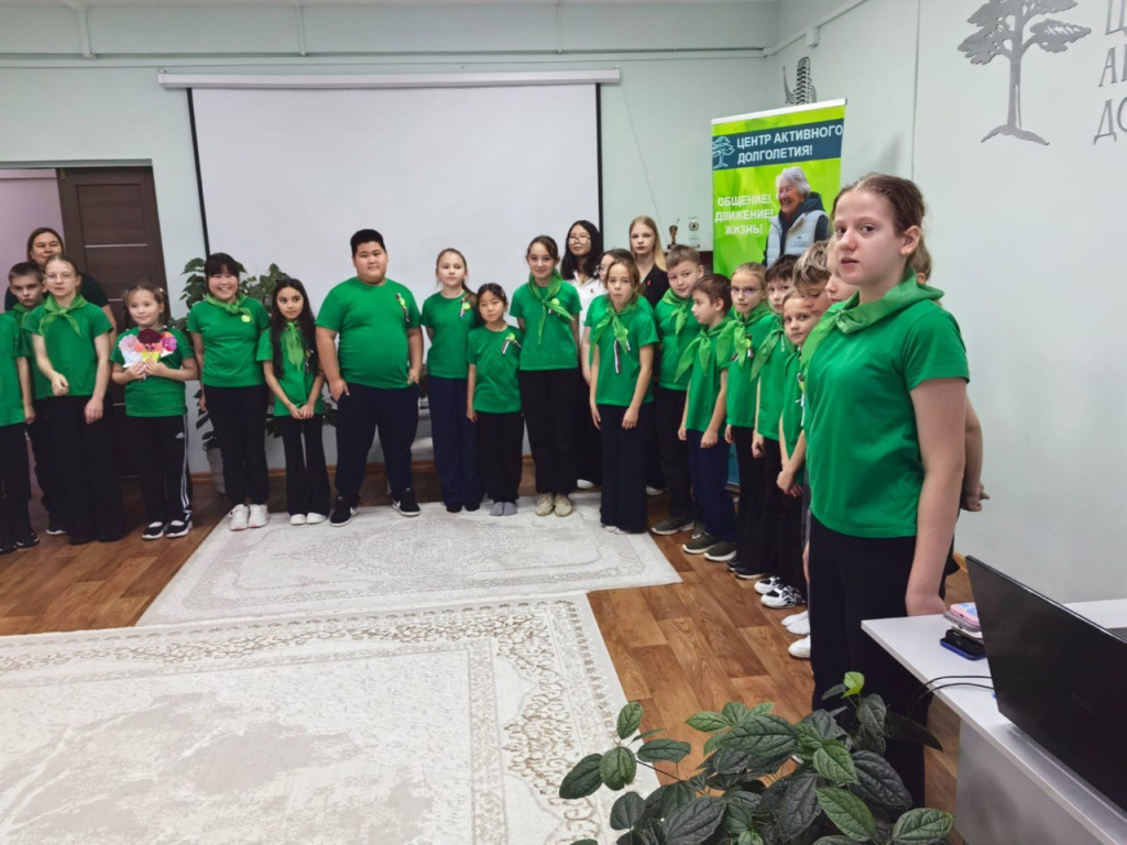 юные гости – активисты Движения Первых Юнаты Первых из школы города Нягани пришли в отделение реабилитации (3).jpg