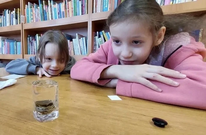 дети смотрят на стакан 