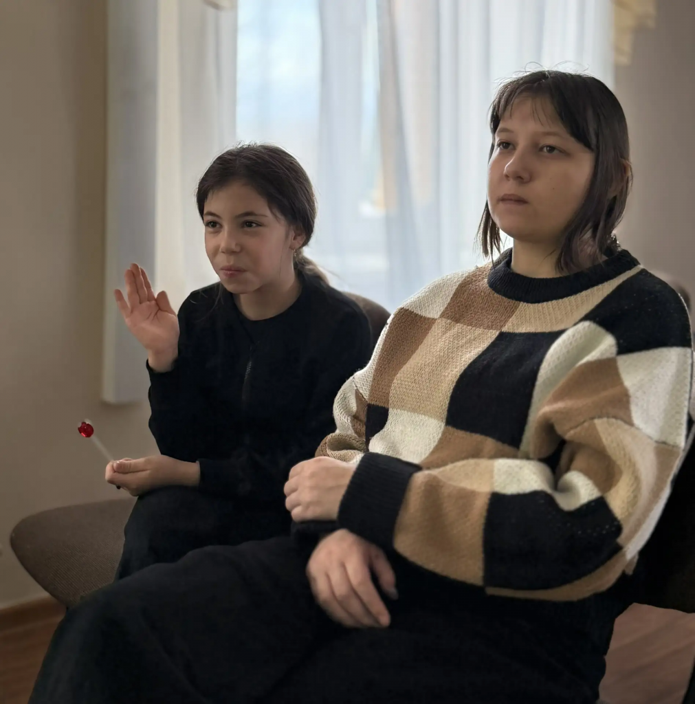 две девочки слушают правила викторины 