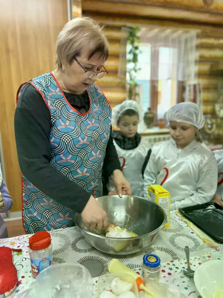 мастер труда месит тесто.png