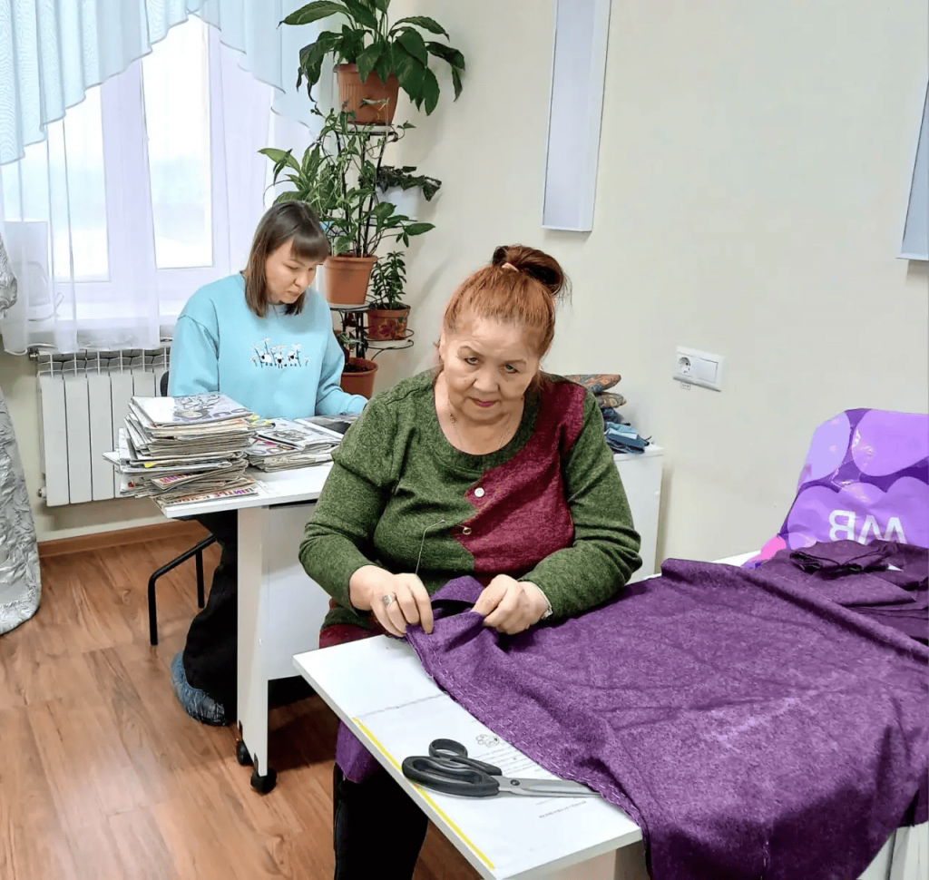 женщина подшивает углы.png