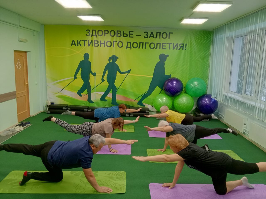 Получатели социальных услуг занимаются на гимнастических ковриках (4).jpg