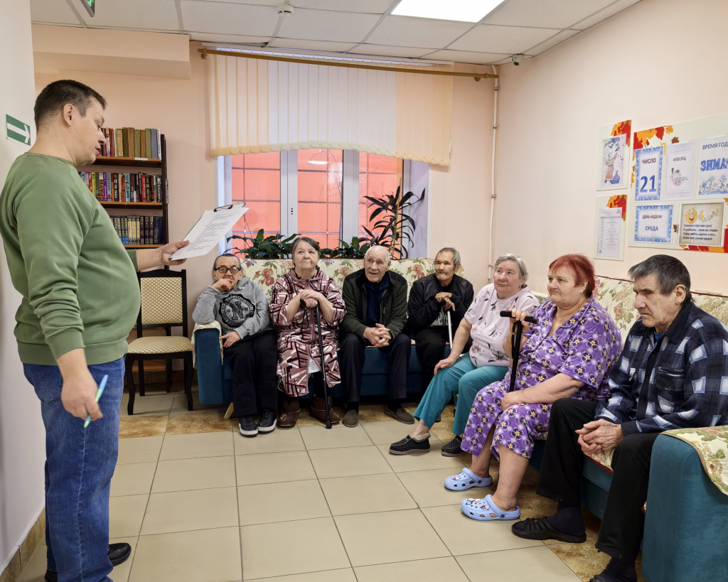 все сидят и стоит ведущий рассказывает про празник обнимашек.jpg
