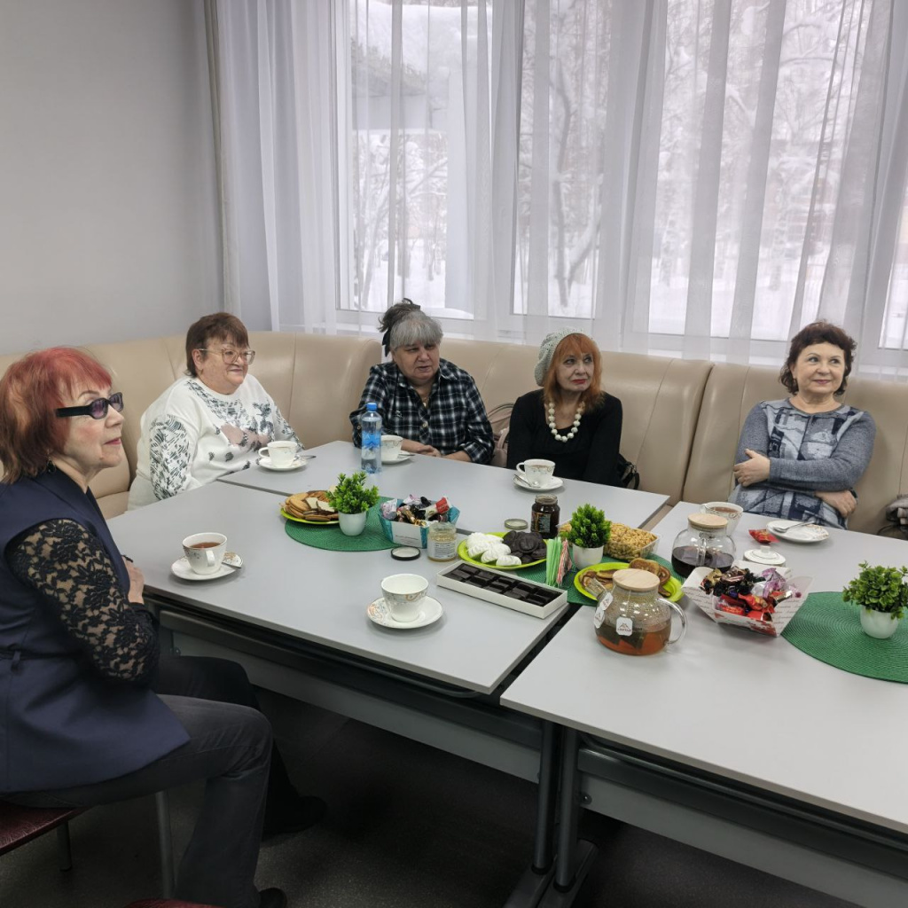 женщины сидят за столом пьют чай.jpg