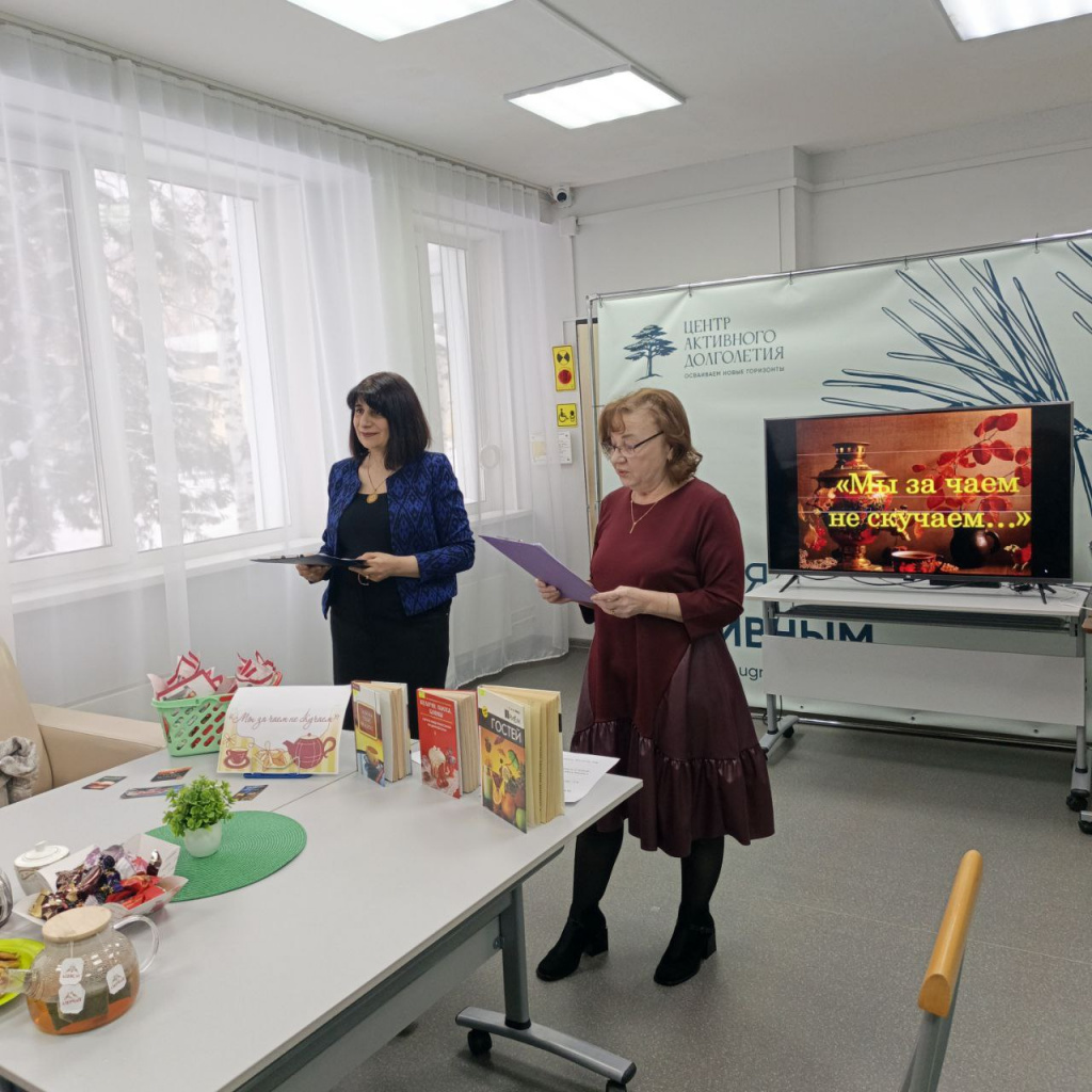 двоя ведущих стоят рассказывают по сценарию.jpg