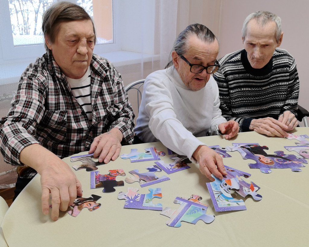 сидят играют в гломоломки 