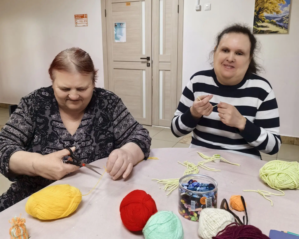 раскатывают клубочки.png