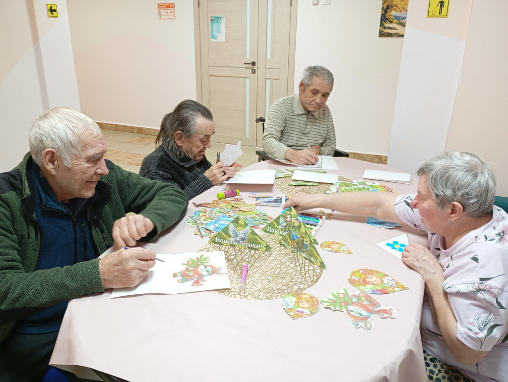 проживающие делают новогоднюю открытку солдату (4).jpg