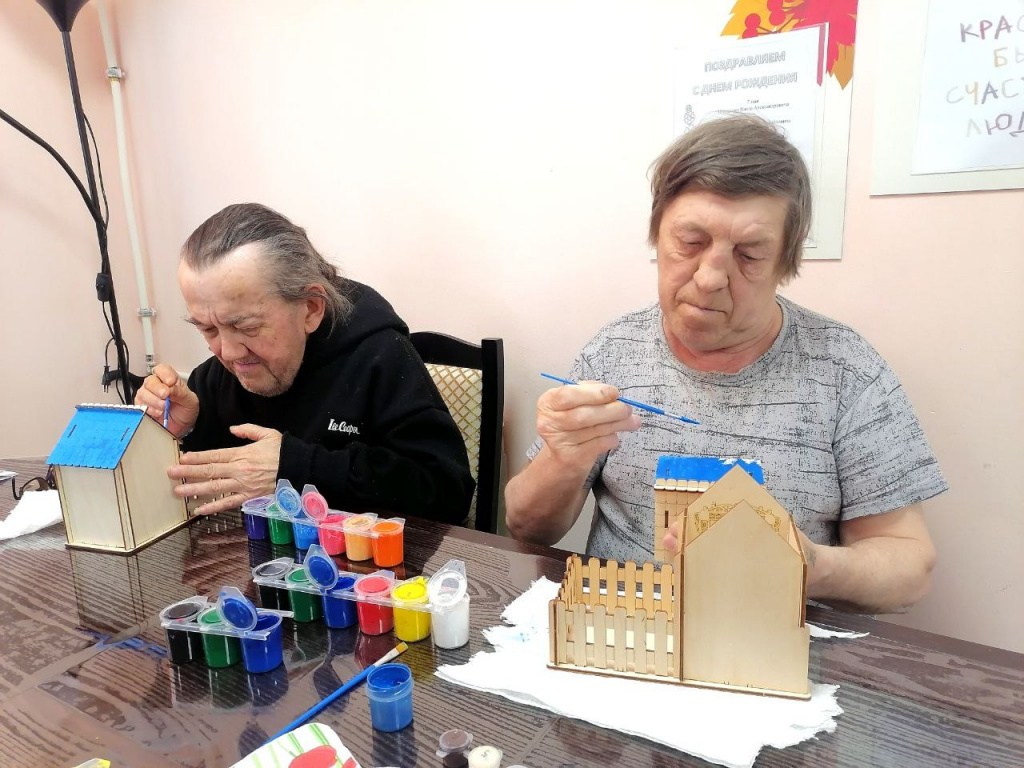 проживающие интерната изготавливают домики в технике декупаж (6).jpg