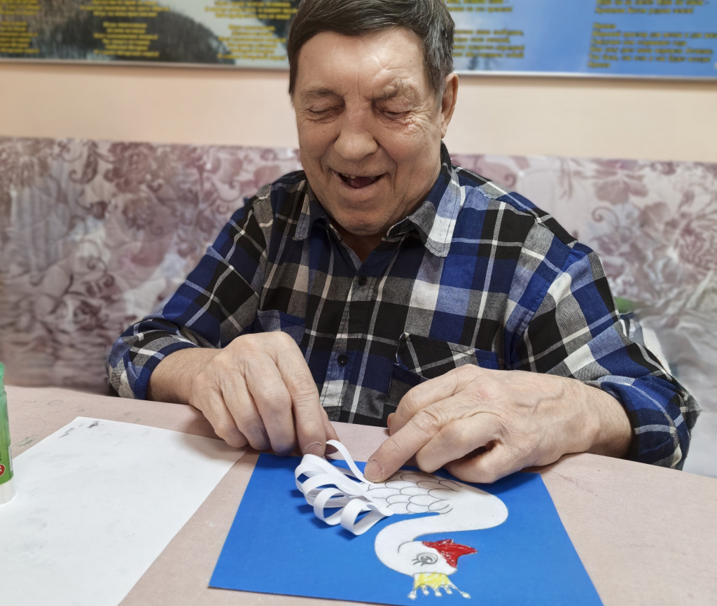 мужчина приклеил лебедя 