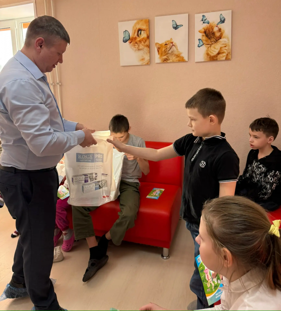 врач дарит подарки 